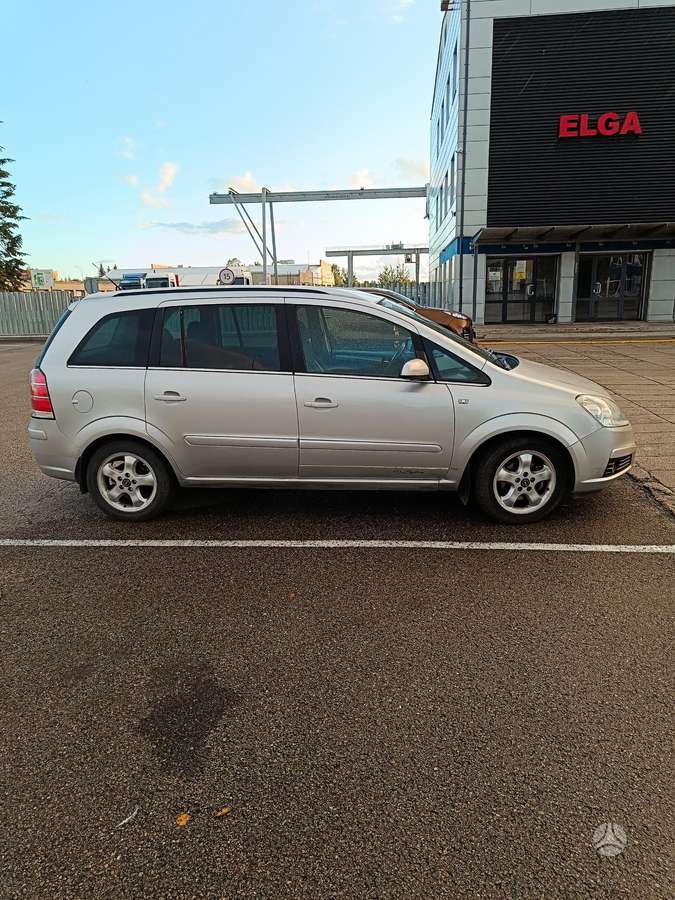Opel Zafira 2005 — rear view