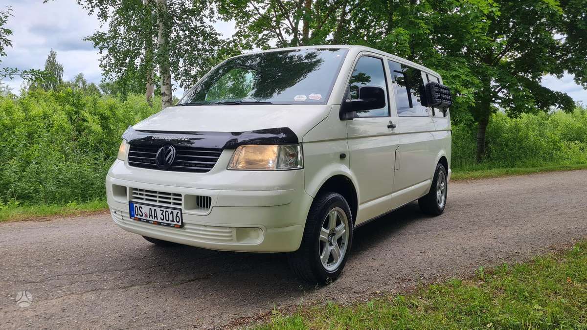 Volkswagen Transporter 2010 — interior