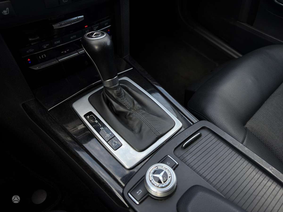 Mercedes-Benz E200 2011 — photo 15