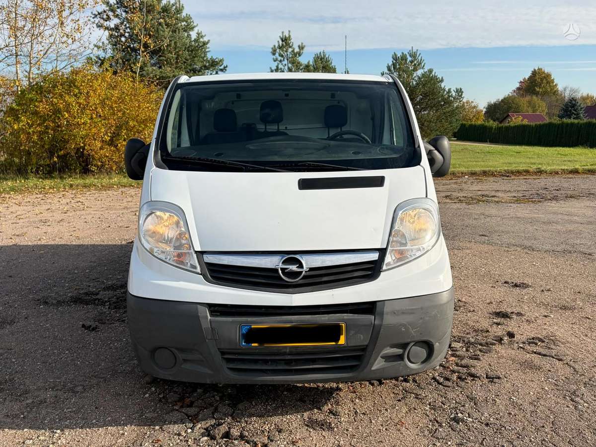 Opel Vivaro 2014 — салон