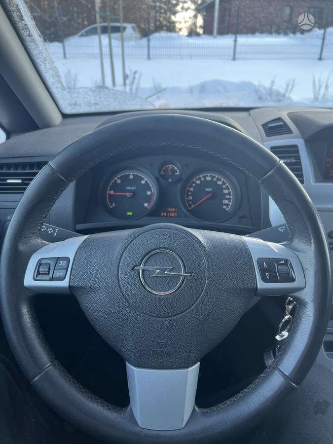 Opel Zafira 2010 — photo 18