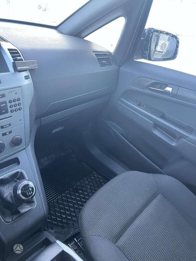 Opel Zafira 2010 — photo 22
