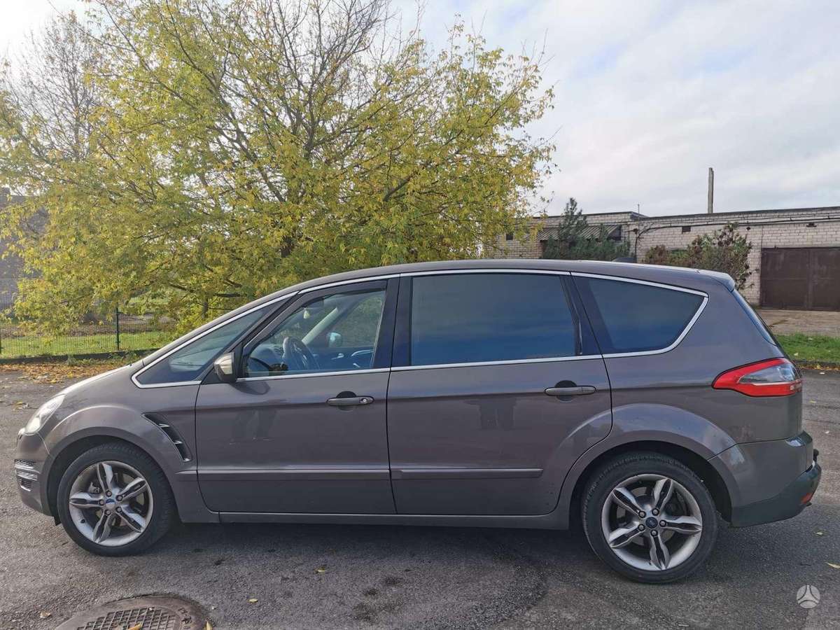 Ford S-MAX 2011 — вигляд ззаду