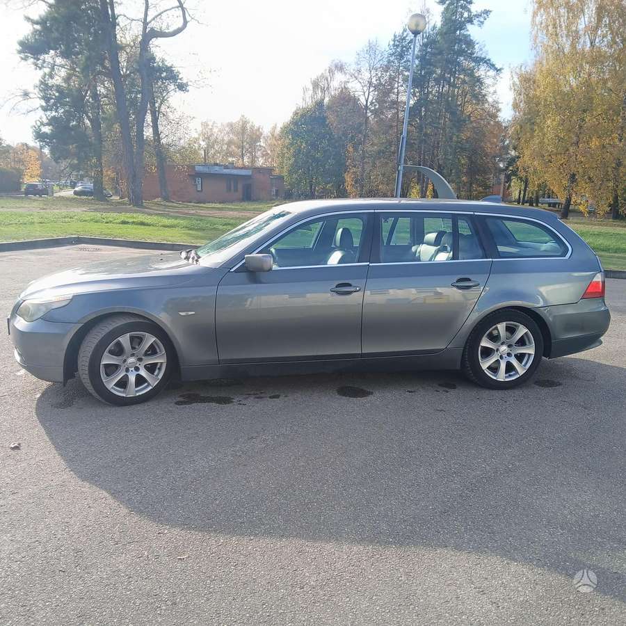 BMW 530 2005 — rear view