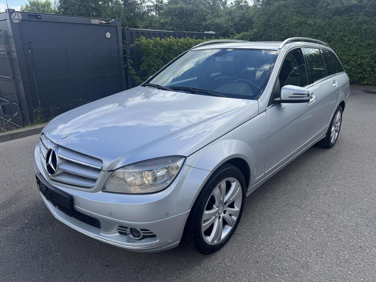 Mercedes-Benz C220 2010 — вигляд ззаду