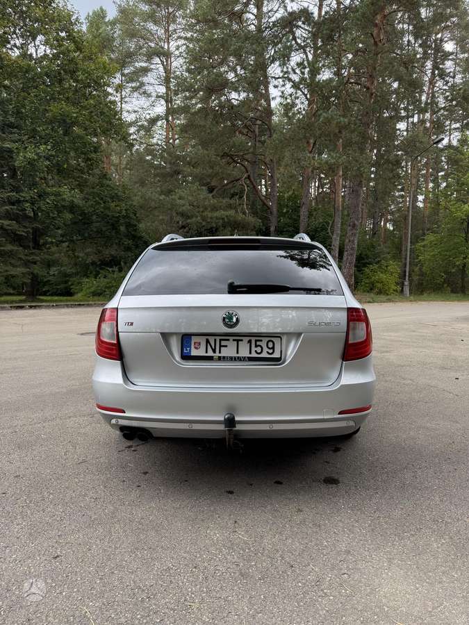 Skoda Superb 2010 — rear view