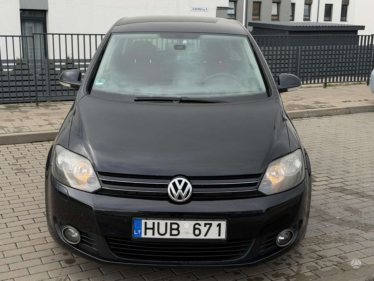 Volkswagen Golf 2011 — салон