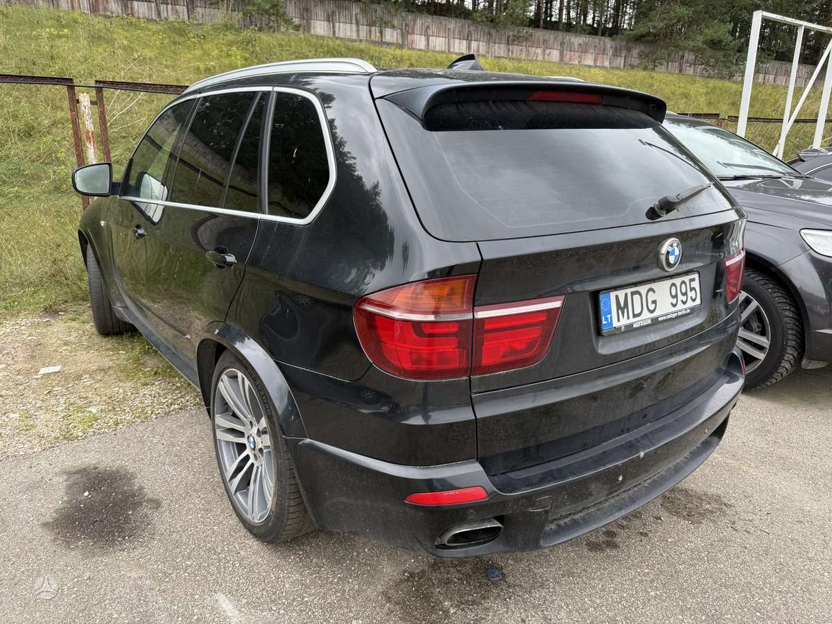 BMW X5 2010 — салон