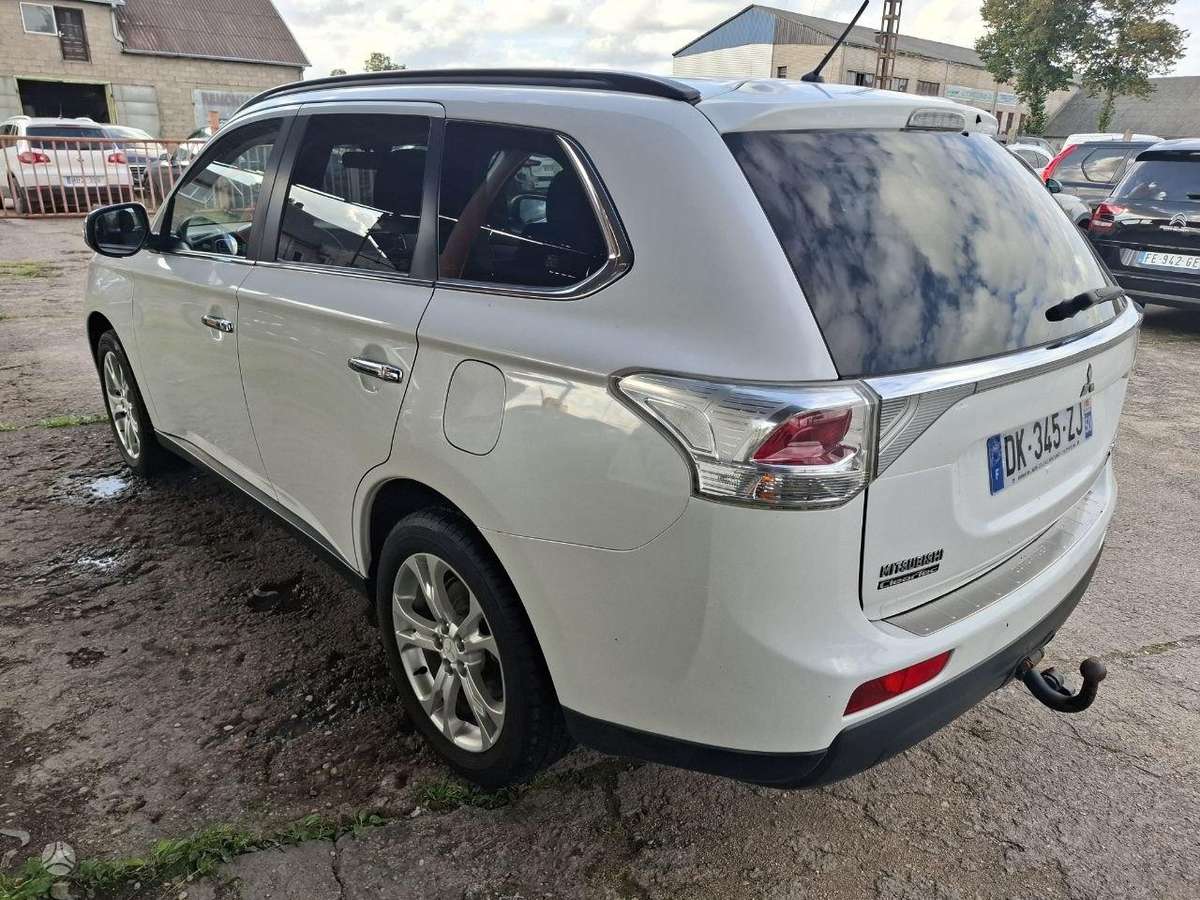 Mitsubishi Outlander 2014 — rear view