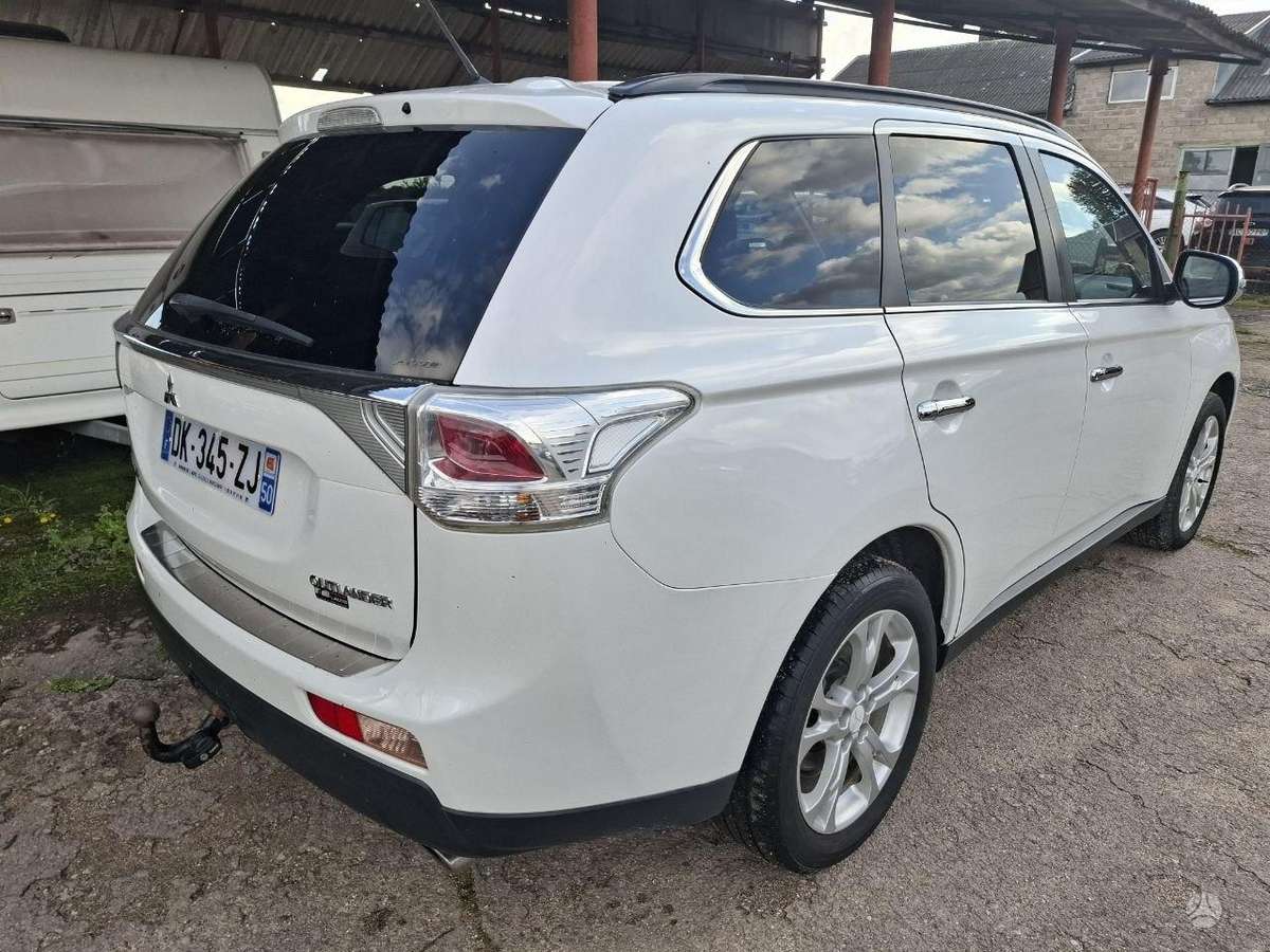 Mitsubishi Outlander 2014 — interior
