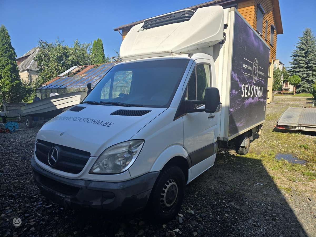 Mercedes-Benz Sprinter 2011 — rear view