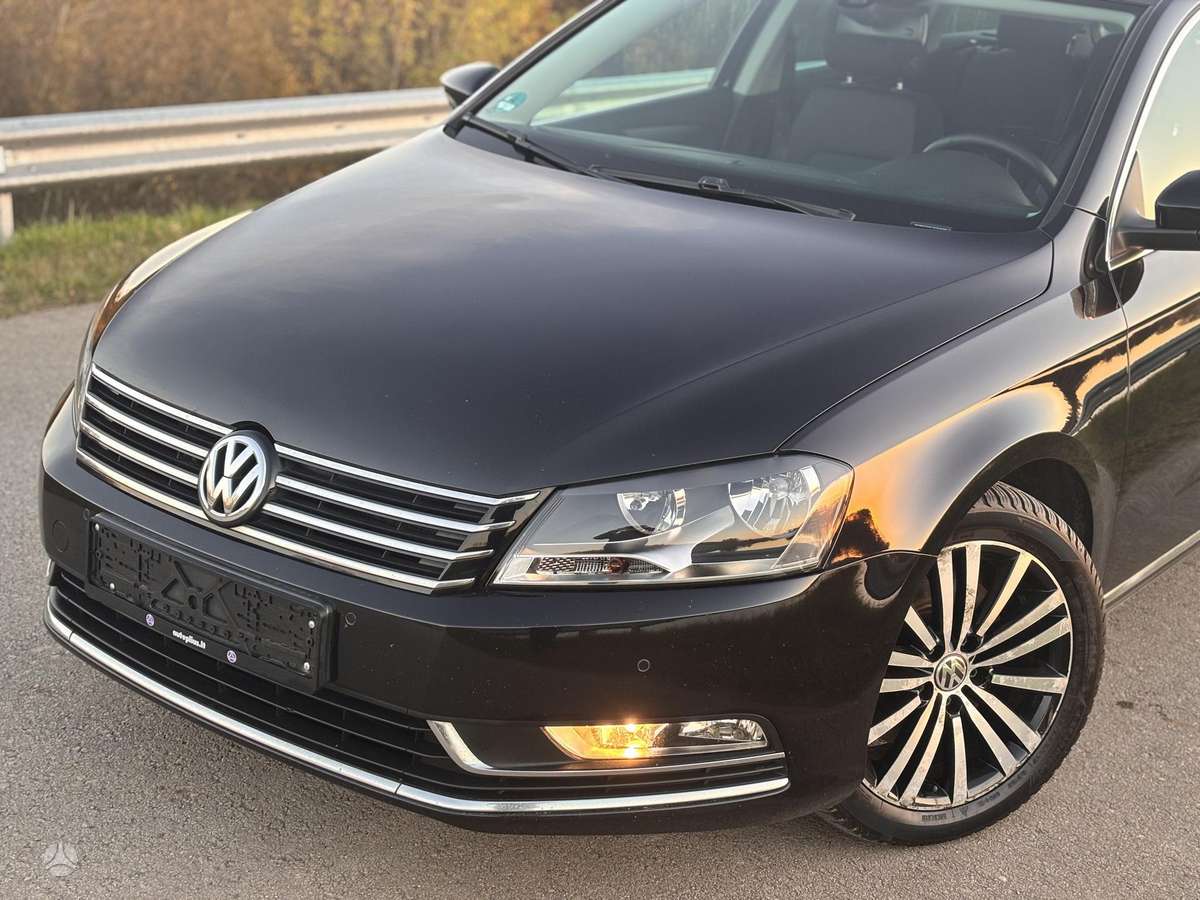 Volkswagen Passat 2011 — rear view