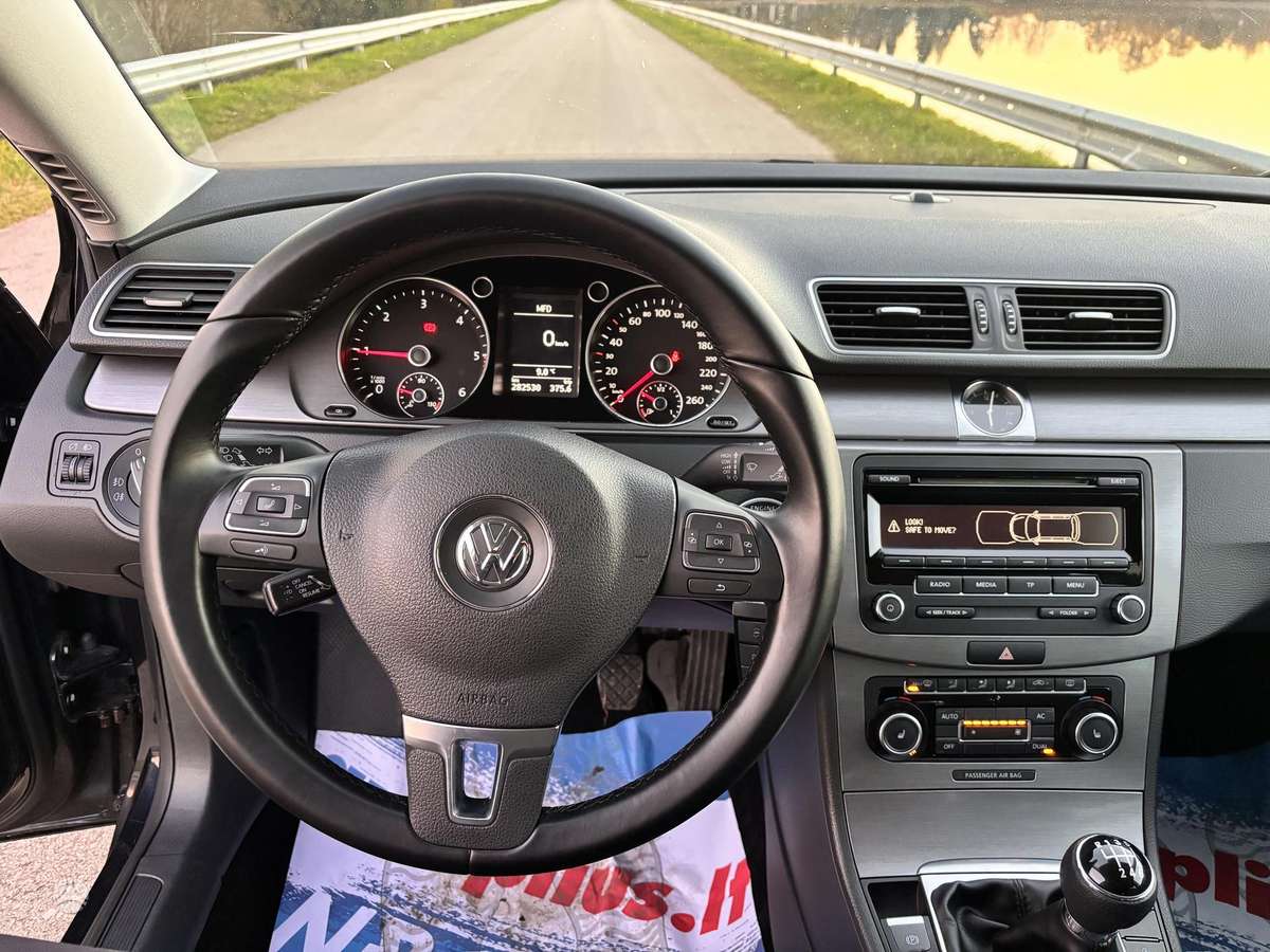 Volkswagen Passat 2011 — photo 23
