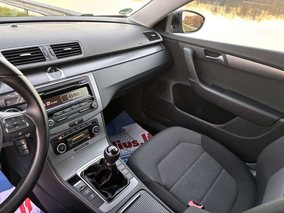 Volkswagen Passat 2011 — photo 26