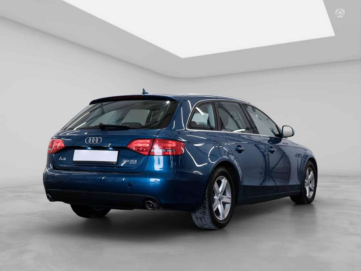Audi A4 2009 — салон