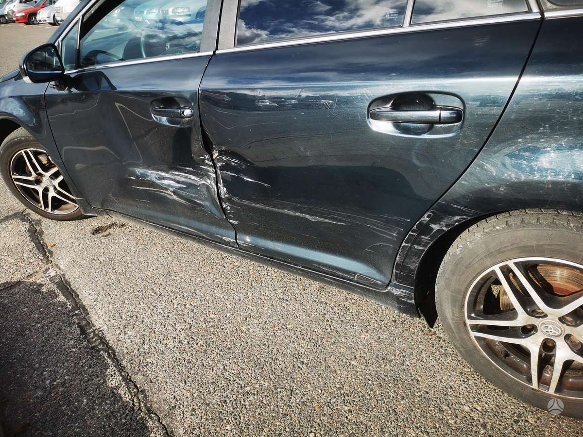 Toyota Avensis 2010 — вигляд ззаду