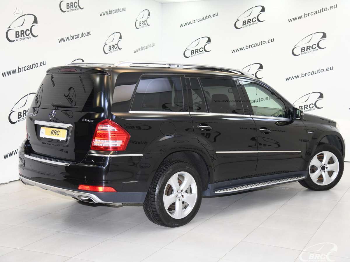 Mercedes-Benz GL350 2011 — interior