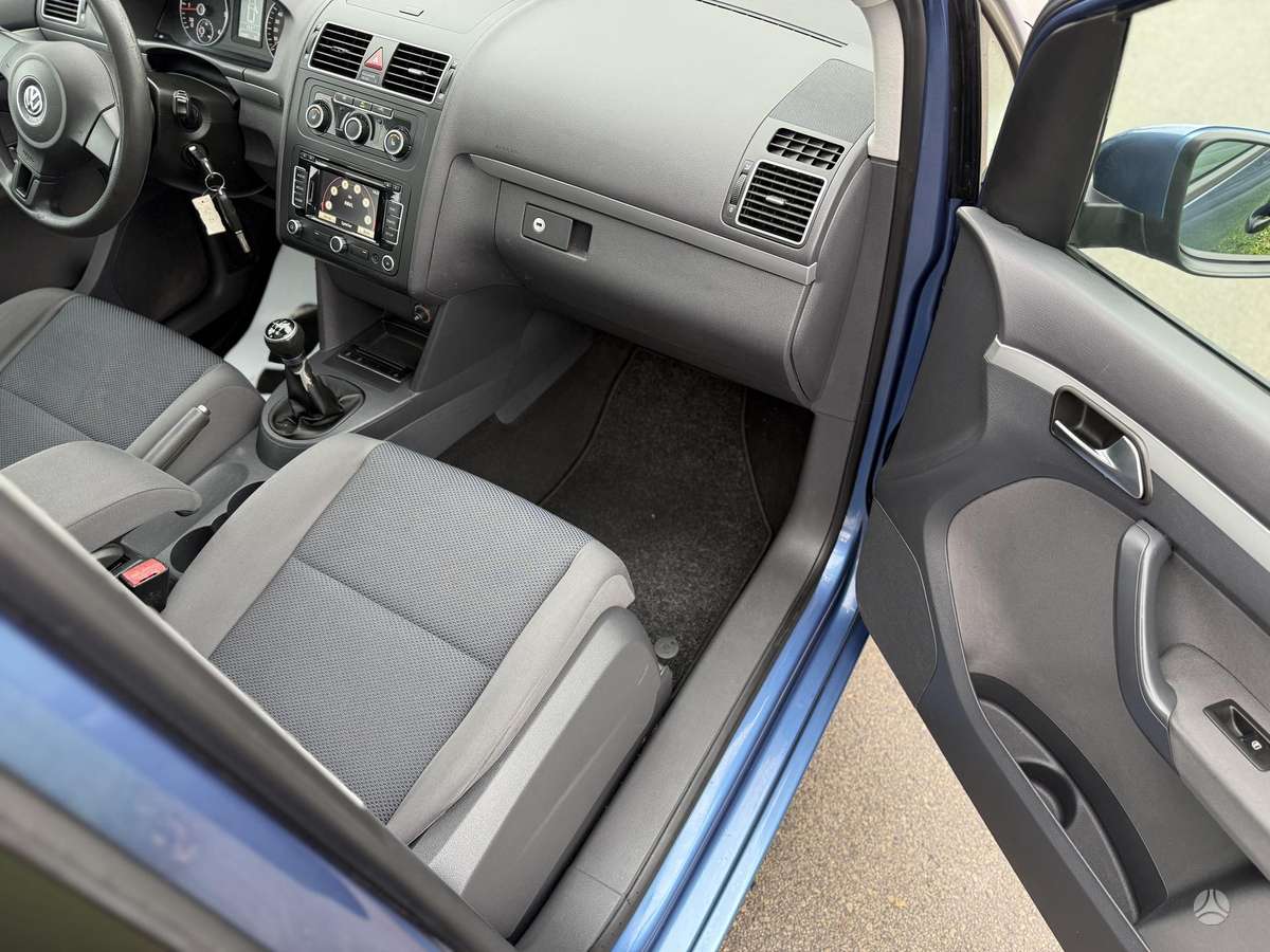 Volkswagen Touran 2012 — photo 10