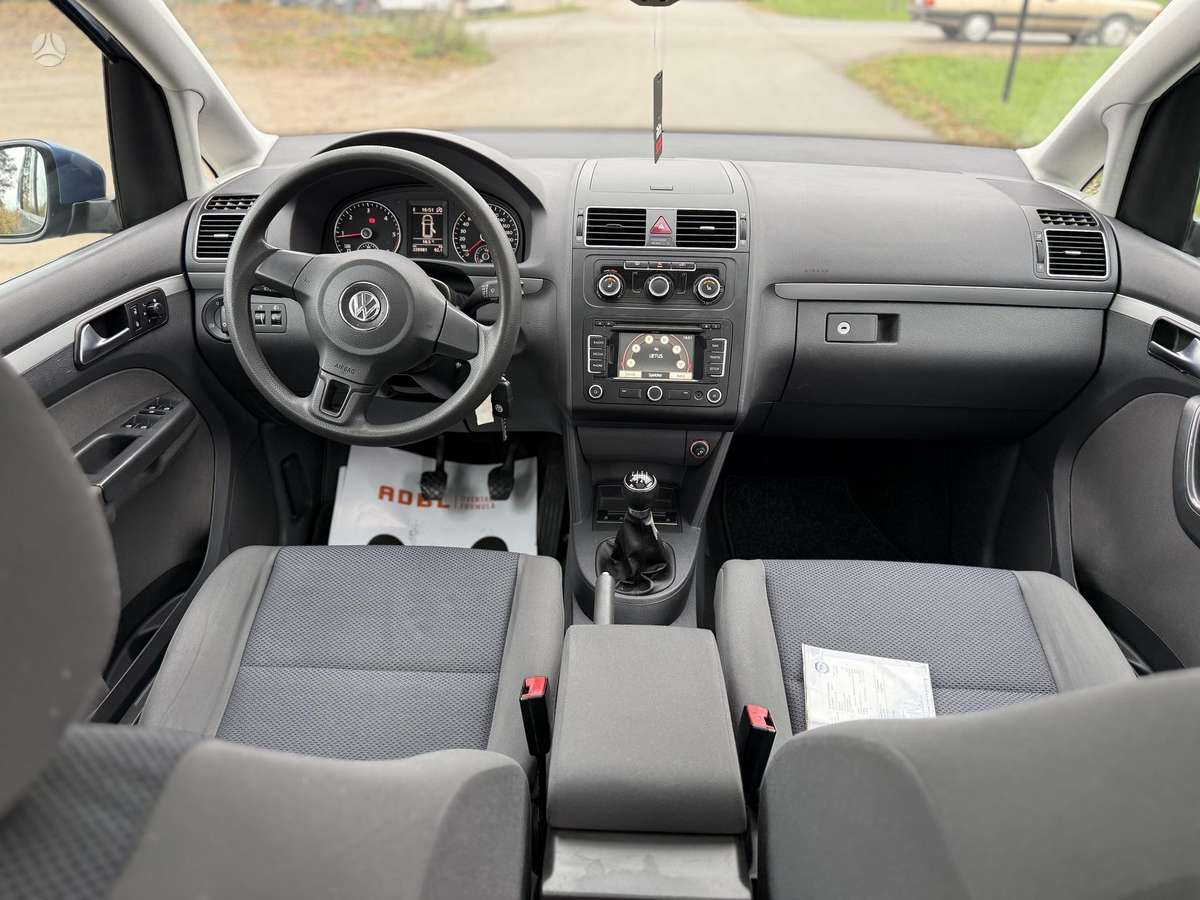 Volkswagen Touran 2012 — photo 11