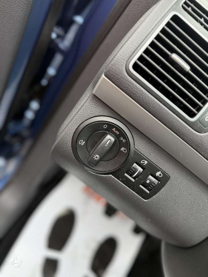 Volkswagen Touran 2012 — photo 17