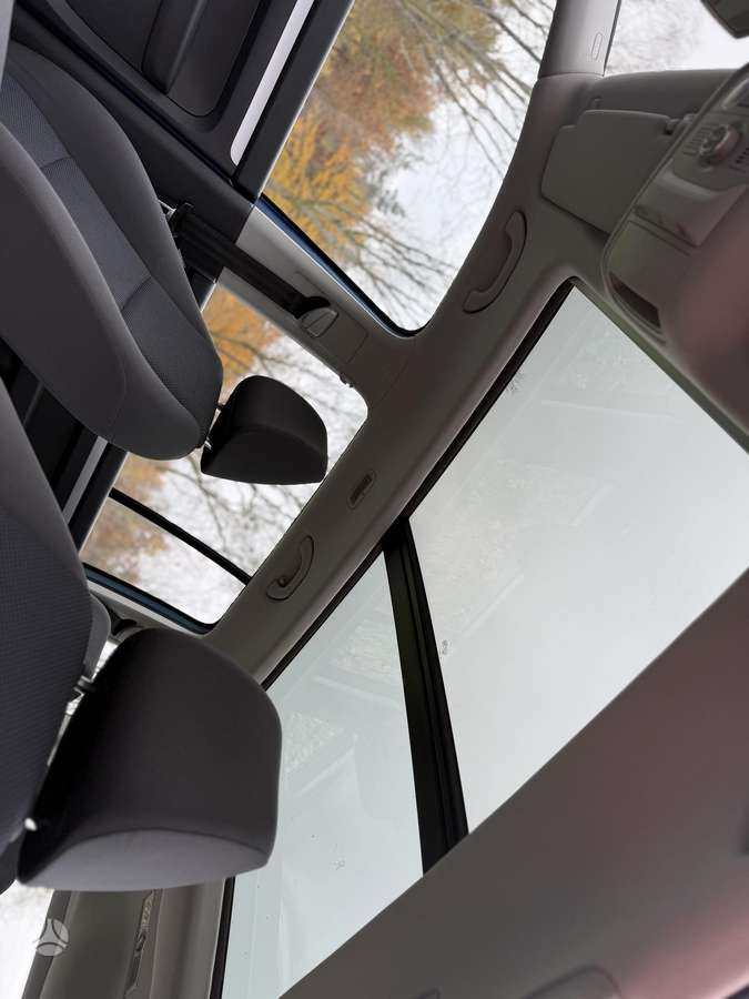 Volkswagen Touran 2012 — photo 24