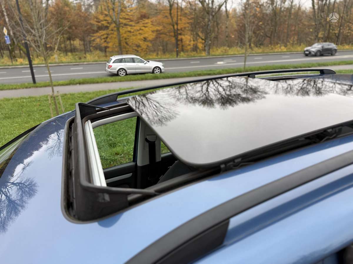 Volkswagen Touran 2012 — photo 26