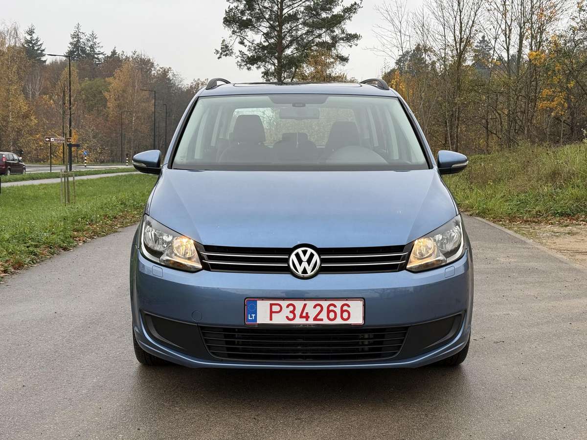 Volkswagen Touran 2012 — interior