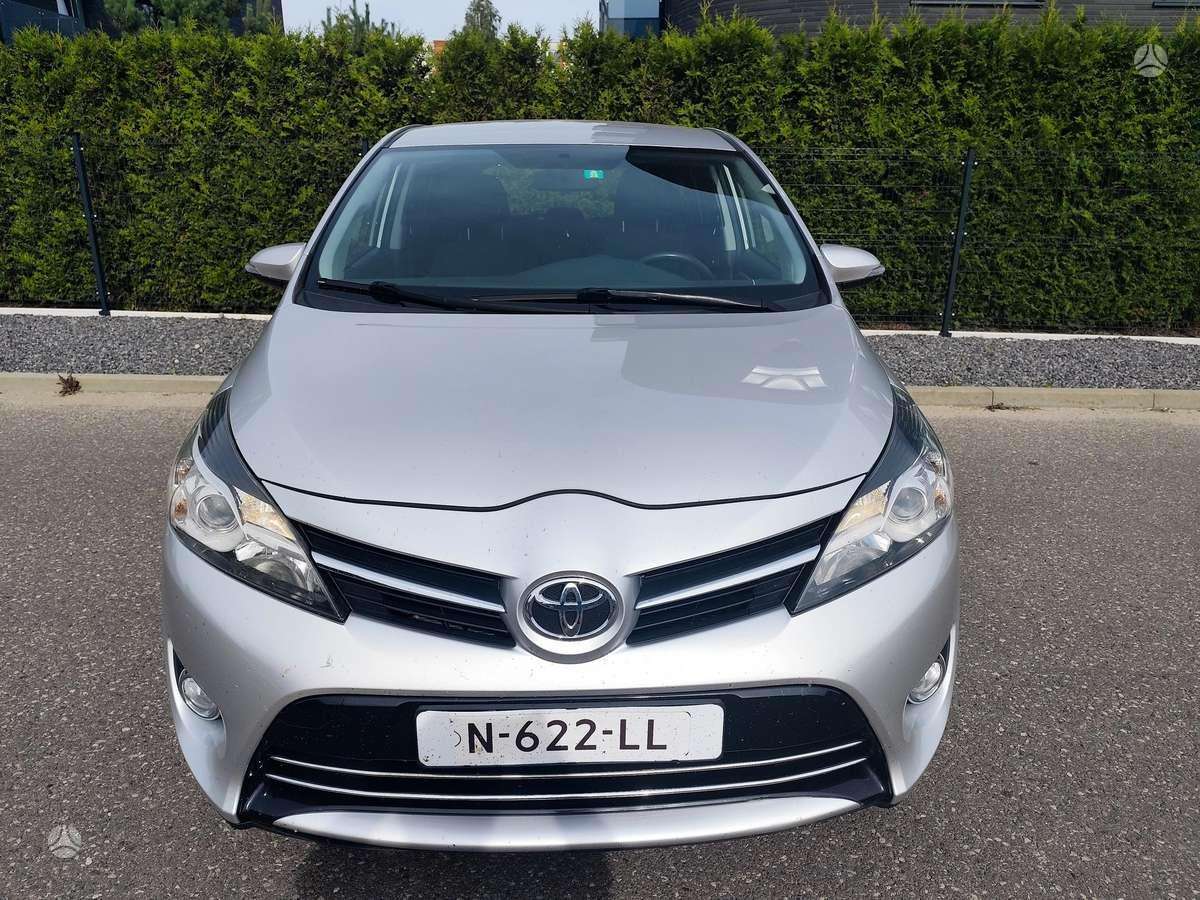 Toyota Verso 2013 — вигляд ззаду