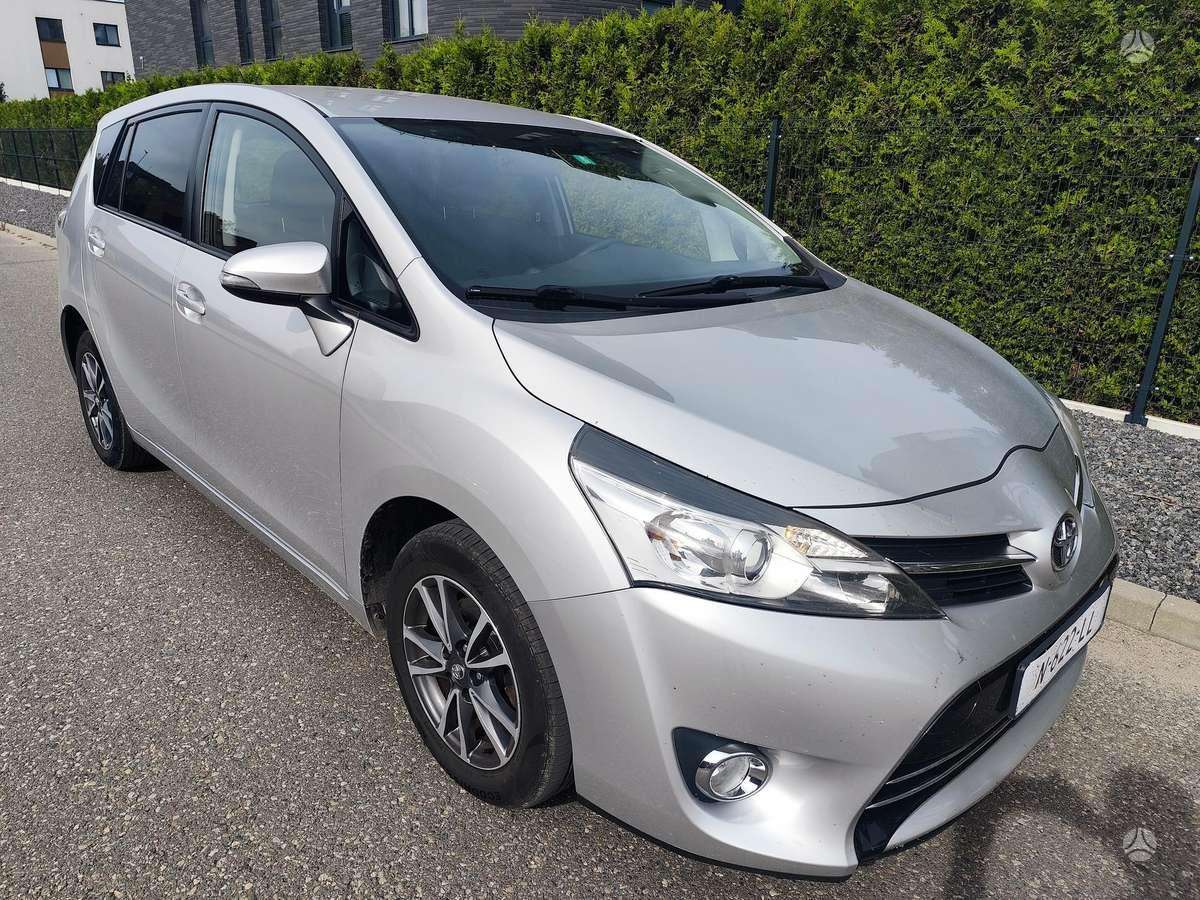 Toyota Verso 2013 — салон