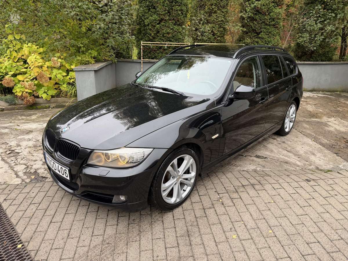 BMW 320 2010 — вигляд ззаду