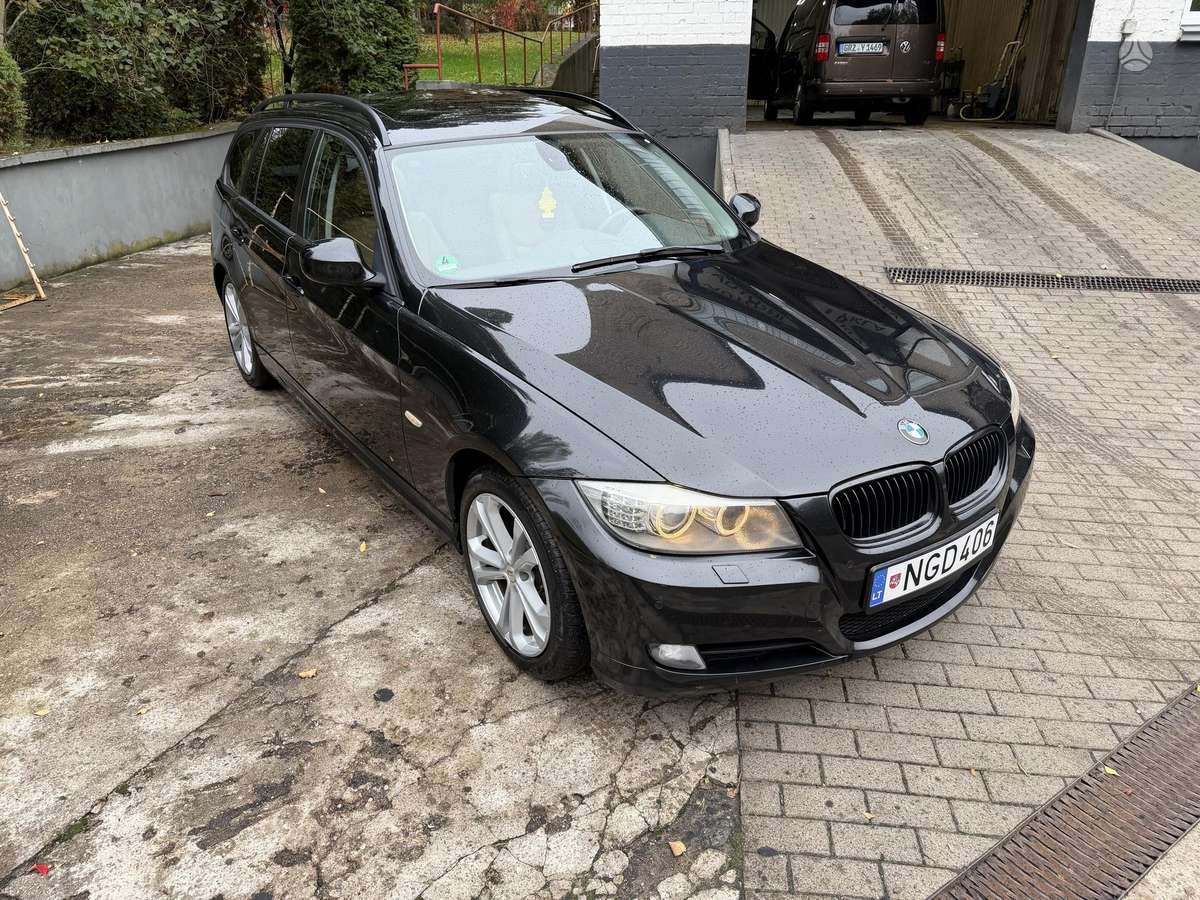 BMW 320 2010 — салон