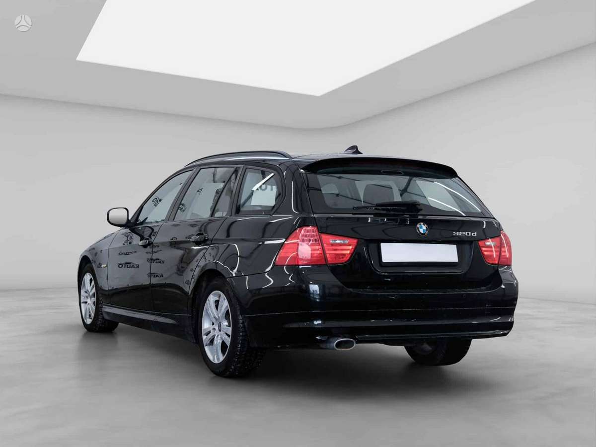 BMW 320 2010 — rear view