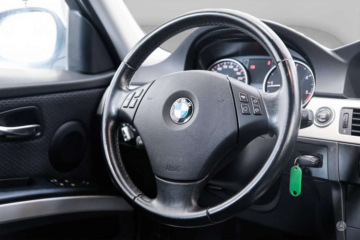BMW 320 2010 — photo 6