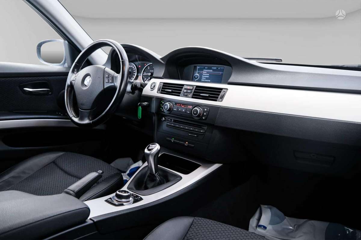 BMW 320 2010 — photo 7