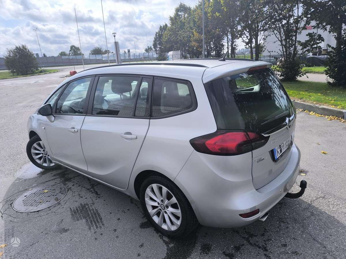 Opel Zafira 2013 — rear view