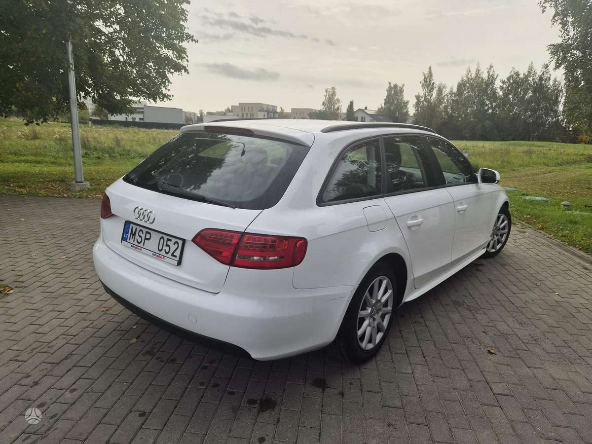 Audi A4 2010 — салон