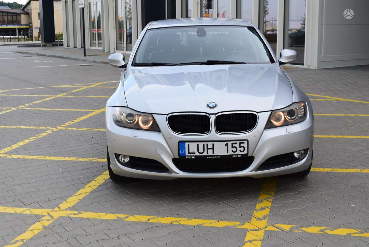 BMW 320 2010 — вигляд ззаду
