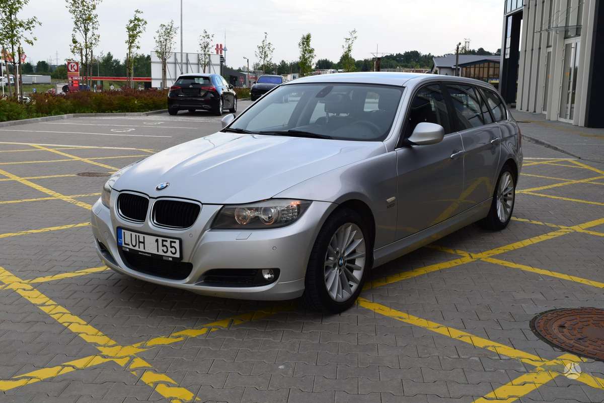 BMW 320 2010 — салон