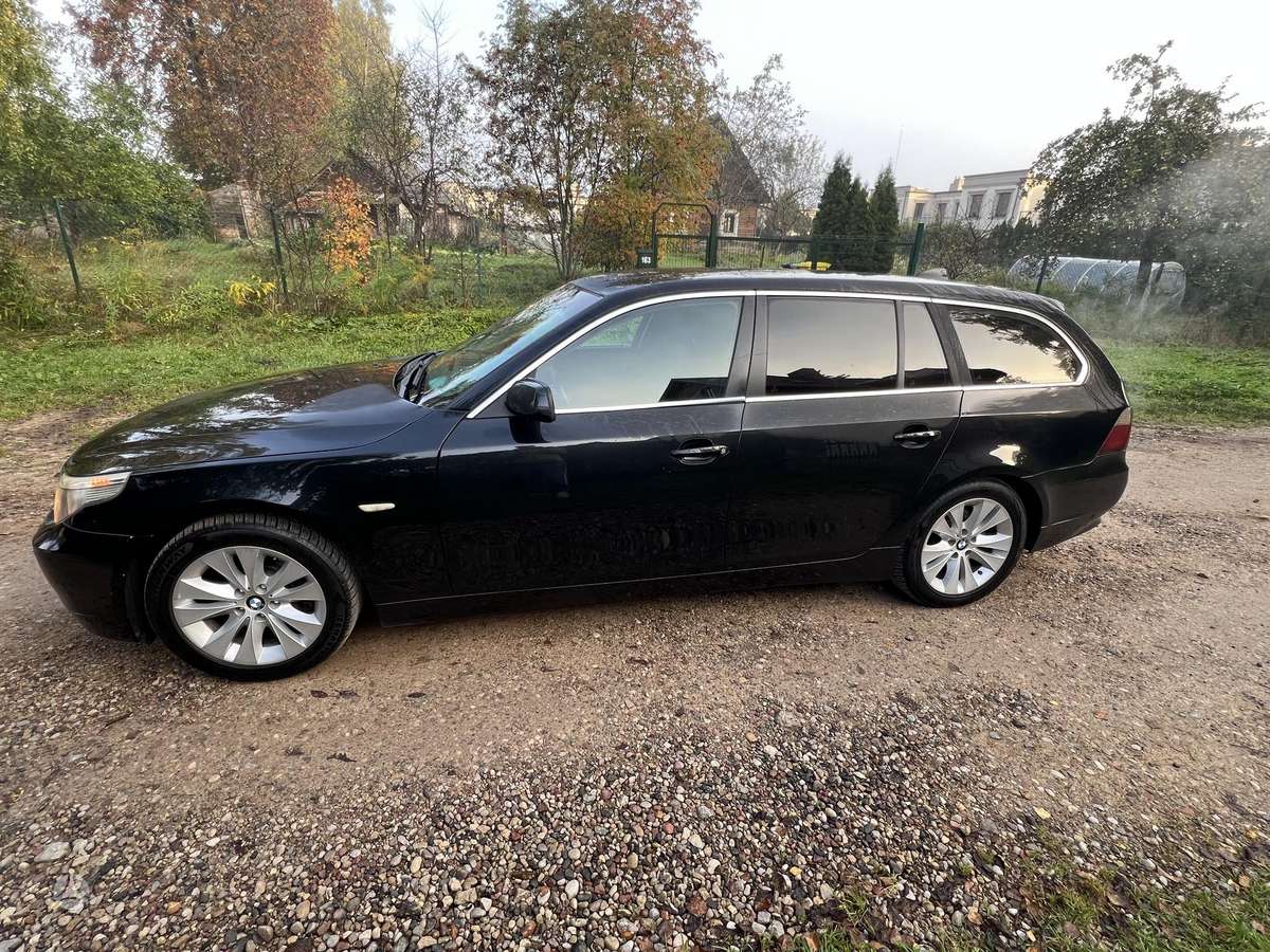BMW 525 2005 — rear view