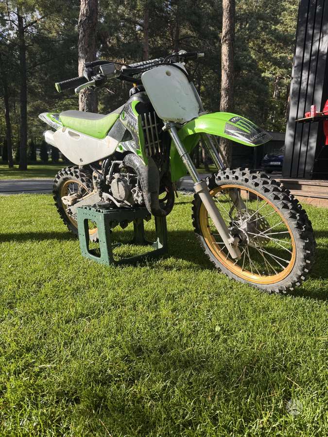 Kawasaki KX 2010 — rear view