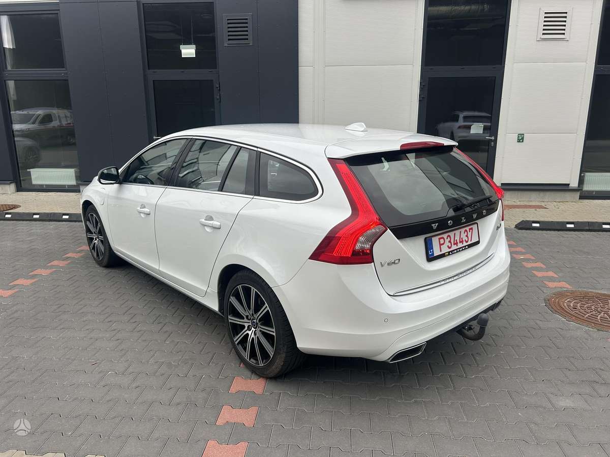 Volvo V60 2015 — двигун 2400 cm³, 288 HP (212kW)