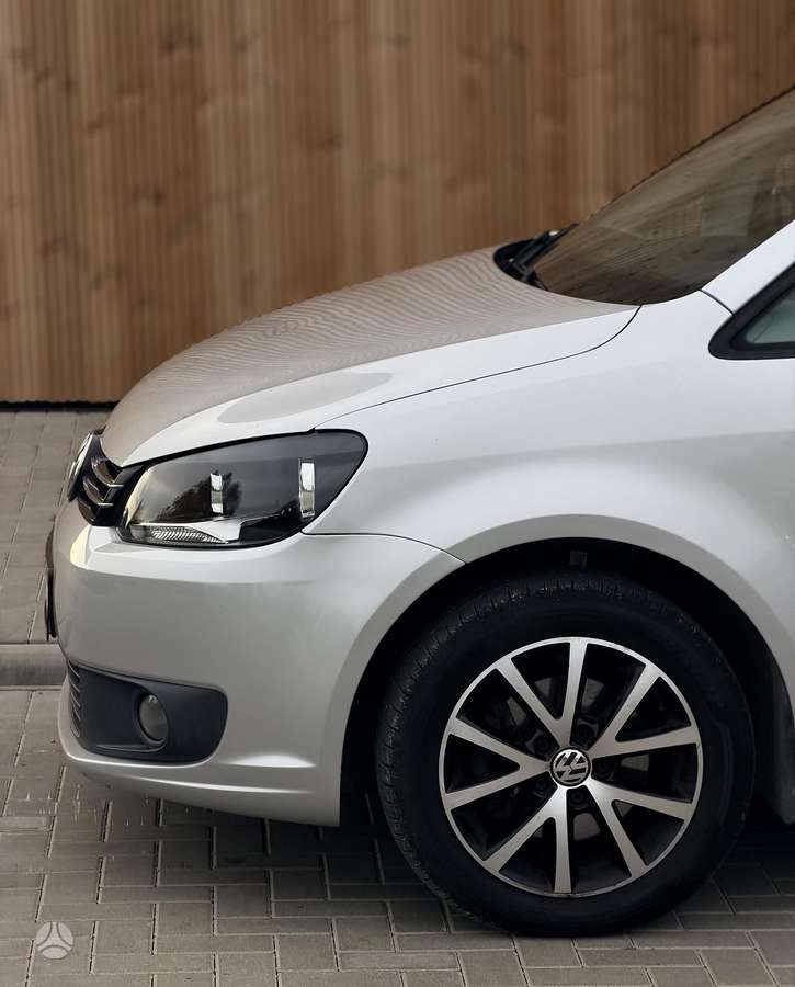 Volkswagen Touran 2012 — салон