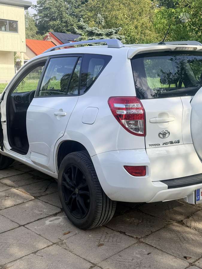 Toyota RAV4 2010 — photo 10