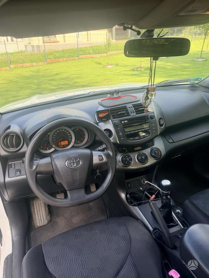 Toyota RAV4 2010 — photo 12