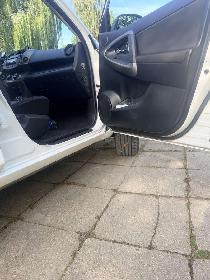 Toyota RAV4 2010 — photo 7