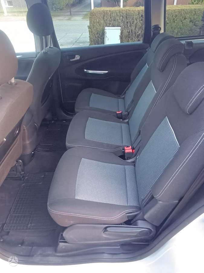 Ford Galaxy 2010 — photo 12