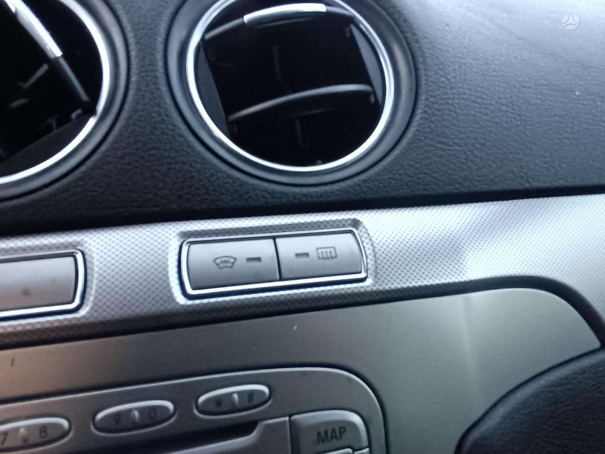 Ford Galaxy 2010 — photo 16