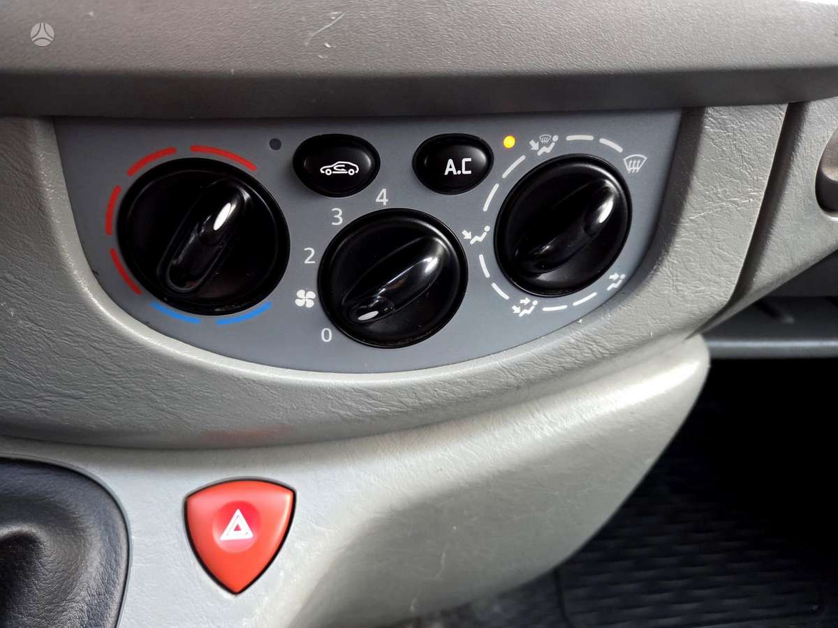 Renault Trafic 2009 — photo 27