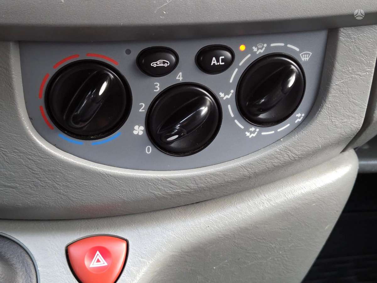 Renault Trafic 2009 — photo 30