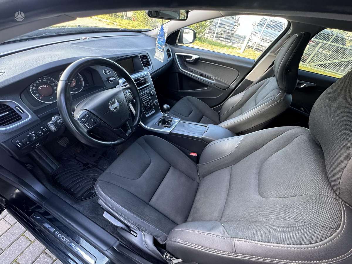 Volvo V60 2011 — photo 11